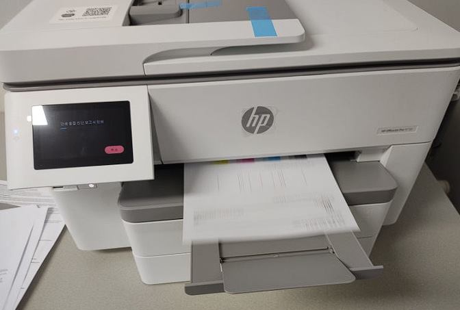 책상 위에 설치된 HP OfficeJet Pro 9730